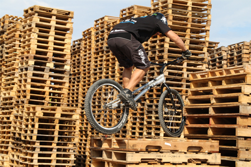  Mantenipal SL nos enseña sus instalaciones de San Antonio de Benagueber ( Valencia) subidos a la bicicleta BMX de Juanda de la Peña
