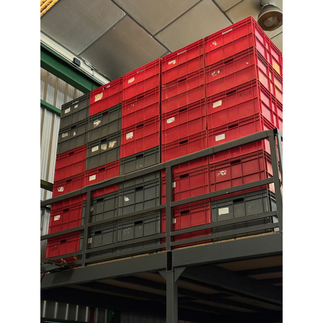 Lote 235 Cajas de 172 litros Apilables Usadas 60 x 80 x 42 cm 