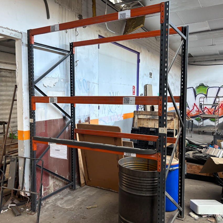 Estantería industrial metálica naranja