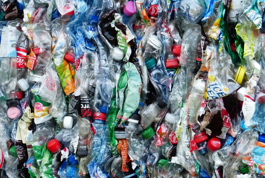 El diario Cinco Días publica, en El País Economía, el siguiente artículo con el titular: “Las empresas aseguran desconocer cómo gestionar el nuevo impuesto al plástico” imagen 1