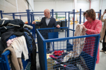 La comisaria europea de Medio Ambiente visita la planta de clasificación de residuos textiles de Moda-re en Vallecas