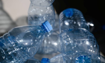 El Parlamento británico pide a su Gobierno que abogue por reducir la producción en el tratado global sobre plásticos